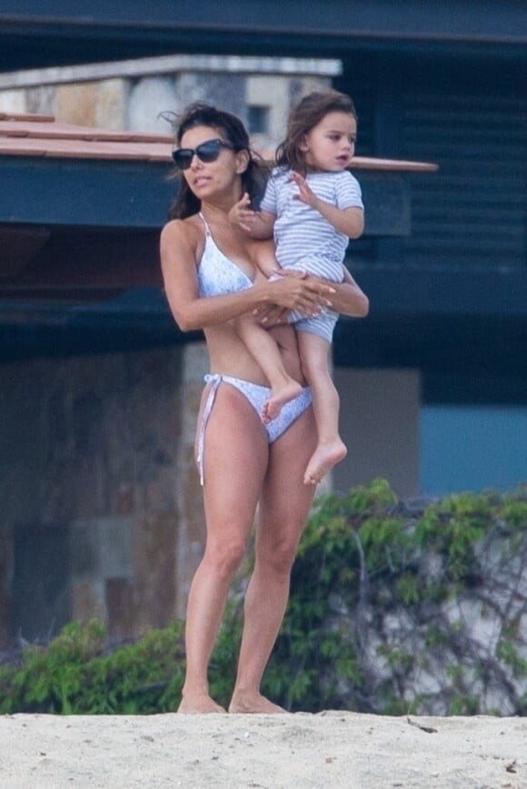 Eva Longoria, dans un bikini deux pièces bleu clair, profite du soleil mexicain pendant ses vacances avec son fils Santiago à Cabo San Lucas, Mexique, le 16 octobre 2021. Eva s'amuse avec son fils sur la plage.