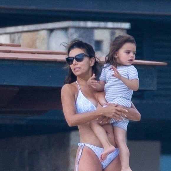 Eva Longoria, dans un bikini deux pièces bleu clair, profite du soleil mexicain pendant ses vacances avec son fils Santiago à Cabo San Lucas, Mexique, le 16 octobre 2021. Eva s'amuse avec son fils sur la plage.