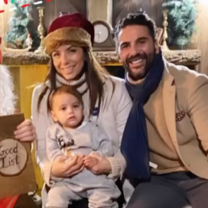 Eva Longoria, son mari José Antonio Baston, leur fils Santiago et le Père Noël en décembre 2019.