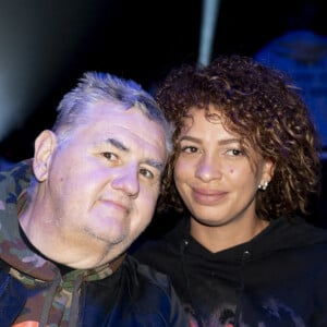 Pierre Ménès et sa femme Mélissa Acosta - People lors de la soirée de boxe à Paris La Défense Arena. © JB Autissier / Panoramic / Bestimage