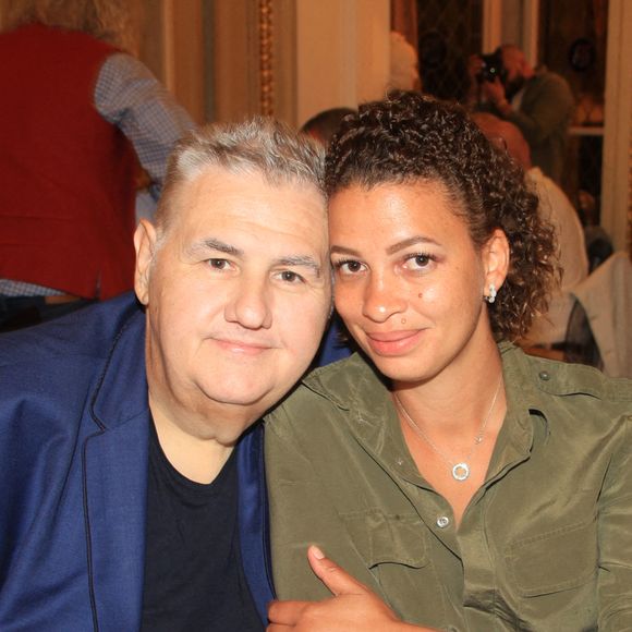 Exclusif - Pierre Ménès et sa femme Mélissa Acosta dînent avec des amies de Melissa à Paris le 27 juin 2020. © Philippe Baldini / Bestimage