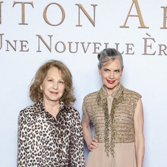 Nathalie Baye et Elizabeth McGovern lors de l'avant première de Downton Abbey 2 : Une nouvelle ère au cinéma Gaumont Champs-Élysées Marignan à Paris le 19 avril 2022 © Olivier Borde / Bestimage 