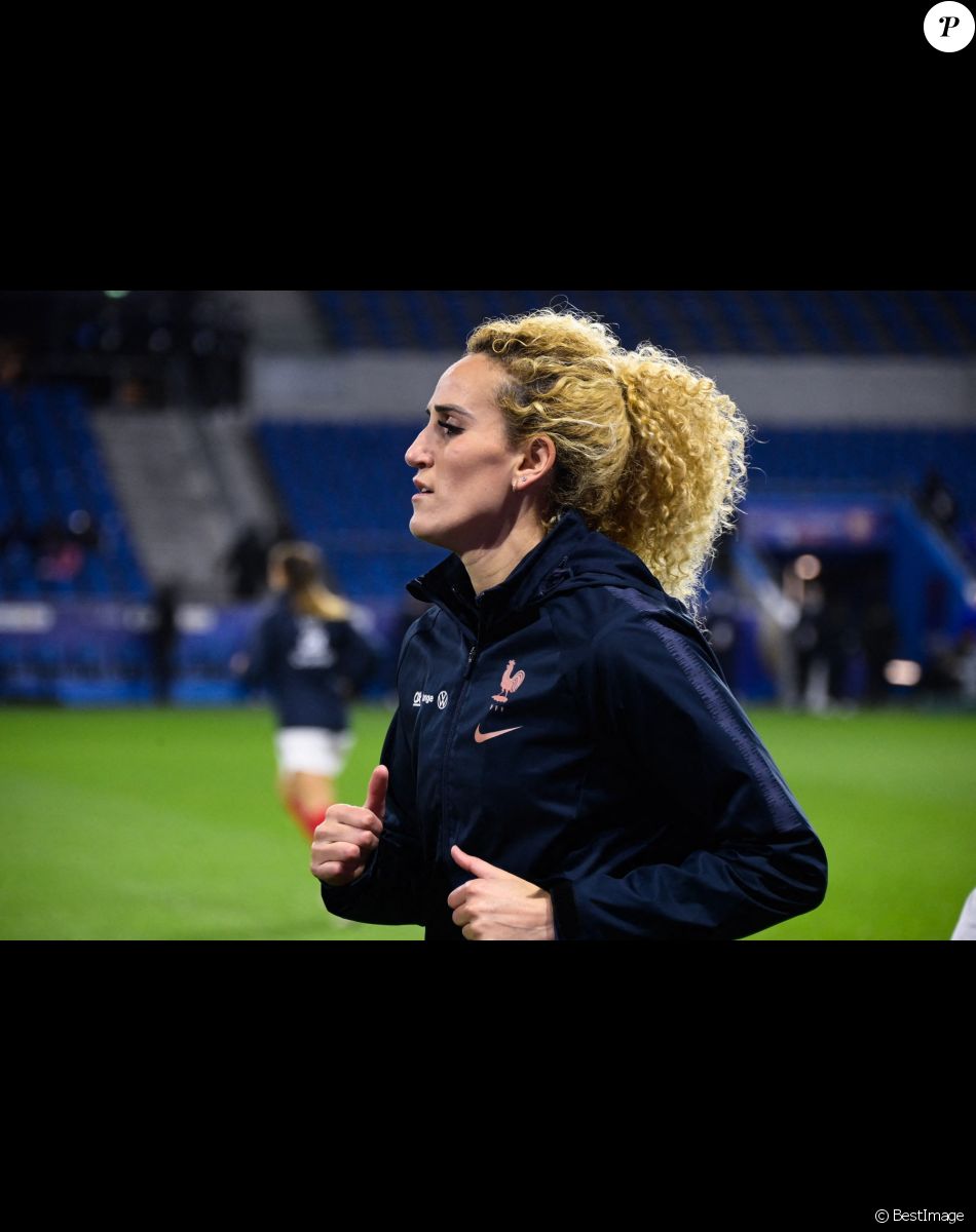 Kheira Hamraoui ( 10 - France ) - Echauffement - Tournoi de France "France - Pays-Bas (3-1)" au stade Oceane, le 22 février 2022.