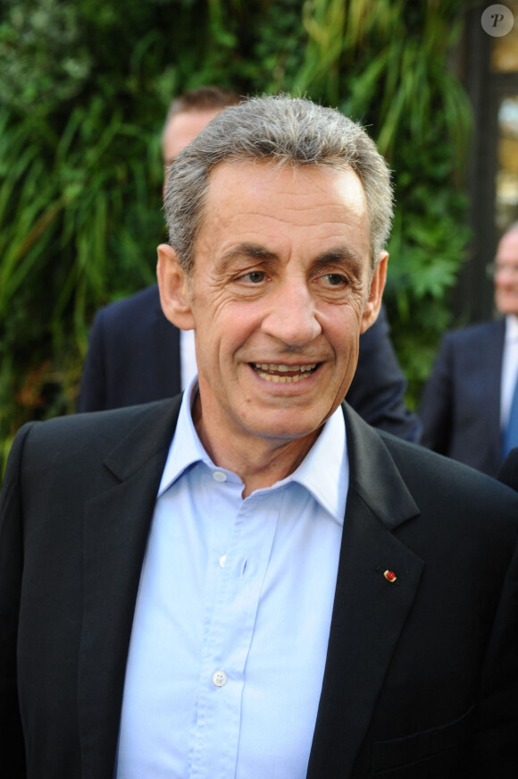 Nicolas Sarkozy et sa femme Carla Bruni Sarkozy arrivent puis repartent du studio Gabriel ou ils enregistraient l'émission "Vivement Dimanche" à Paris le 30 septembre 2019. Diffusion le 06/10/2019 sur France 2 . © Guillaume Gaffiot/Bestimage 