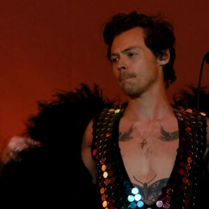 Harry Styles interprète 'Kiwi', 'As It Was' et 'Man! Je me sens comme une femme! ' avec Shania Twain en direct à Coachella 2022 le 23 avril 2022 