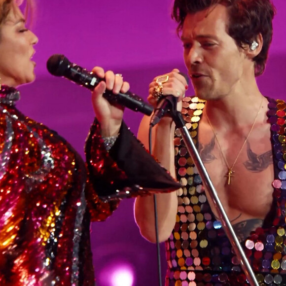 Harry Styles interprète 'Kiwi', 'As It Was' et 'Man! Je me sens comme une femme! ' avec Shania Twain en direct à Coachella 2022 le 23 avril 2022 