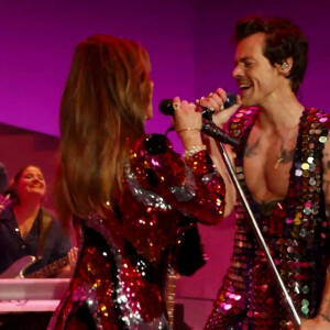 Harry Styles interprète 'Kiwi', 'As It Was' et 'Man! Je me sens comme une femme! ' avec Shania Twain en direct à Coachella 2022 le 23 avril 2022 