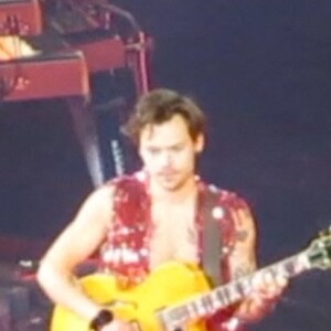 Olivia Wilde danse et regarde avec admiration son compagnon Harry Styles alors qu'il monte sur scène pour son premier concert de sa série de concerts "Love on Tour" à travers les États-Unis au MGM Grand Garden Arena de Las Vegas, Nevada, Etats-Unis, le 4 septembre 2021. 