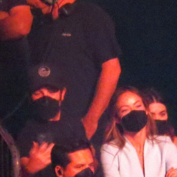 Olivia Wilde danse et regarde avec admiration son compagnon Harry Styles alors qu'il monte sur scène pour son premier concert de sa série de concerts "Love on Tour" à travers les États-Unis au MGM Grand Garden Arena de Las Vegas, Nevada, Etats-Unis, le 4 septembre 2021. 