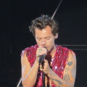 Olivia Wilde danse et regarde avec admiration son compagnon Harry Styles alors qu'il monte sur scène pour son premier concert de sa série de concerts "Love on Tour" à travers les États-Unis au MGM Grand Garden Arena de Las Vegas, Nevada, Etats-Unis, le 4 septembre 2021. 