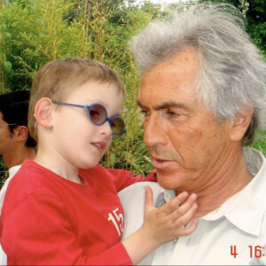 Aurélie Enthoven, le fils aîné de Carla Bruni et Raphaël Enthoven, a publié une photo de lui enfant dans les bras de son grand-père Jean-Paul Enthoven.