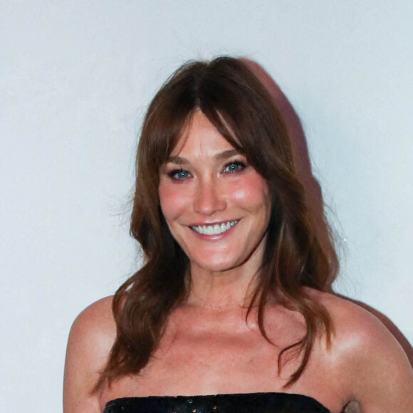 Semi-Exclusif - Carla Bruni-Sarkozy (Habillée en Céline) - People au dîner de l'association AEM (Un Avenir pour les Enfants du Monde), au profit des enfants du Rwanda, au Pavillon Ledoyen à Paris. Le 24 mars 2022 © Borde-Rindoff / Bestimage  Semi-Exclusive - People at the AEM (Un Avenir pour les Enfants du Monde) dinner, for the benefit of the children of Rwanda, at the Pavillon Ledoyen in Paris. March 24, 2022 