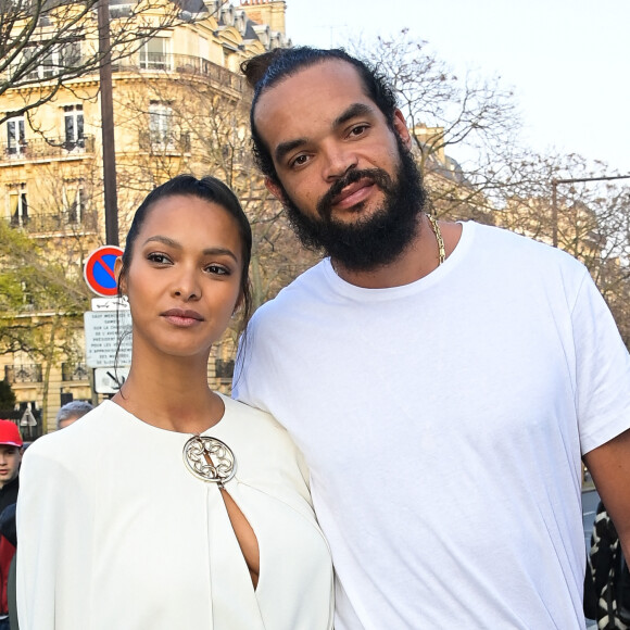 Joakim Noah et sa compagne Lais Ribeiro - Arrivées au défilé Elie Saab Automne/Hiver lors de la Fashion Week de Paris au Plais de Tokyo à Paris, France. © Federico Pestellini/Panoramic/Bestimage 