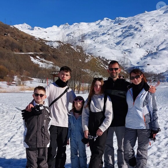 Julien de "L'amour est dans le pré" et Floriane en vacances au ski en famille