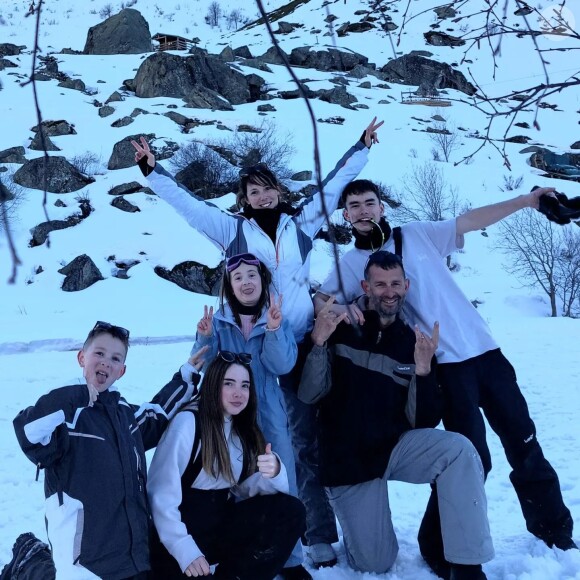 Julien de "L'amour est dans le pré" et Floriane en vacances au ski en famille