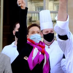 Dominique Etchebest se joint à son mari Philippe Etchebest pour manifester contre les mesures de restrictions liées au coronavirus (COVID-19) devant leur restaurant à Bordeaux les 2 et 9 octobre 2020.