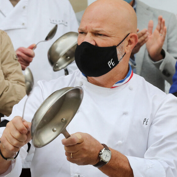 Dominique Etchebest se joint à son mari Philippe Etchebest pour manifester contre les mesures de restrictions liées au coronavirus (COVID-19) devant leur restaurant à Bordeaux les 2 et 9 octobre 2020.