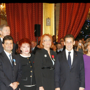 Nicolas Sarkozy autour des médaillés à l'Elysée - dont Régine - en 2008