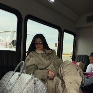Kylie Jenner et Stormi dans leur jet privé en direction de New York