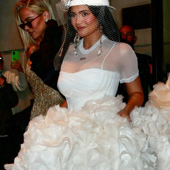 Kylie Jenner, Khloe Kardashian - Les célébrités quittent leurs hôtels pour se rendre à la soirée du "MET Gala 2022" à New York, le 2 mai 2022.