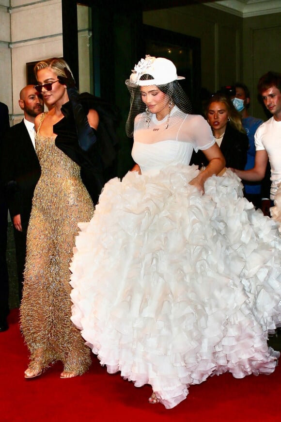 Kylie Jenner, Khloe Kardashian - Les célébrités quittent leurs hôtels pour se rendre à la soirée du "MET Gala 2022" à New York, le 2 mai 2022.