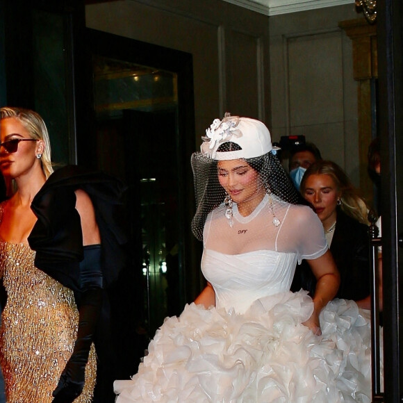 Kylie Jenner, Khloe Kardashian - Les célébrités quittent leurs hôtels pour se rendre à la soirée du "MET Gala 2022" à New York, le 2 mai 2022.