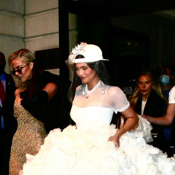 Kylie Jenner, Khloe Kardashian - Les célébrités quittent leurs hôtels pour se rendre à la soirée du "MET Gala 2022" à New York, le 2 mai 2022.
