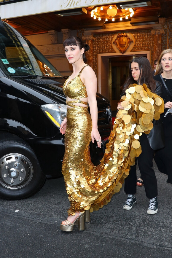 Rachel Brosnahan - Les célébrités quittent leurs hôtels pour se rendre à la soirée du "MET Gala 2022" à New York, le 2 mai 2022.