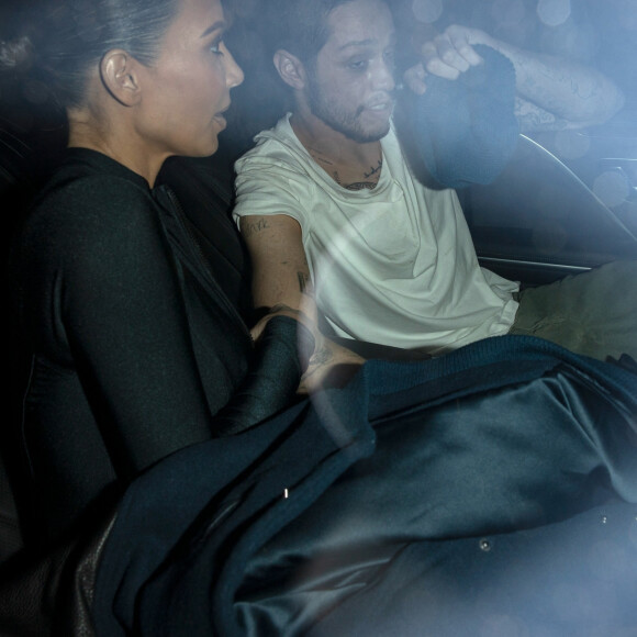 Exclusif - Pete Davidson avec sa compagne Kim Kardashian arrivent au Fonda Theatre, où Pete Davidson va jouer son nouveau one-man show Netflix Special. Los Angeles, le 29 avril 2022.