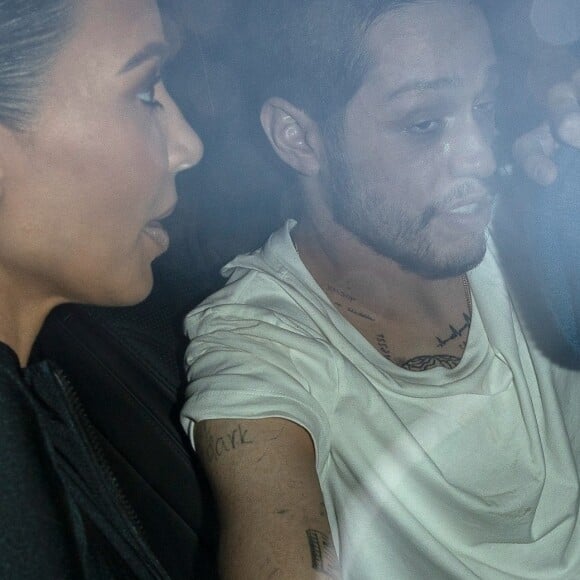 Exclusif - Pete Davidson avec sa compagne Kim Kardashian arrivent au Fonda Theatre, où Pete Davidson va jouer son nouveau one-man show Netflix Special. Los Angeles, le 29 avril 2022.