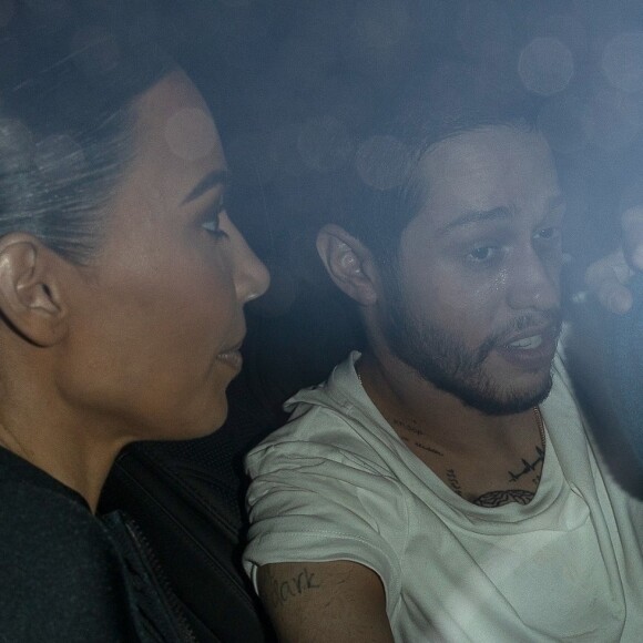 Exclusif - Pete Davidson avec sa compagne Kim Kardashian arrivent au Fonda Theatre, où Pete Davidson va jouer son nouveau one-man show Netflix Special. Los Angeles, le 29 avril 2022.