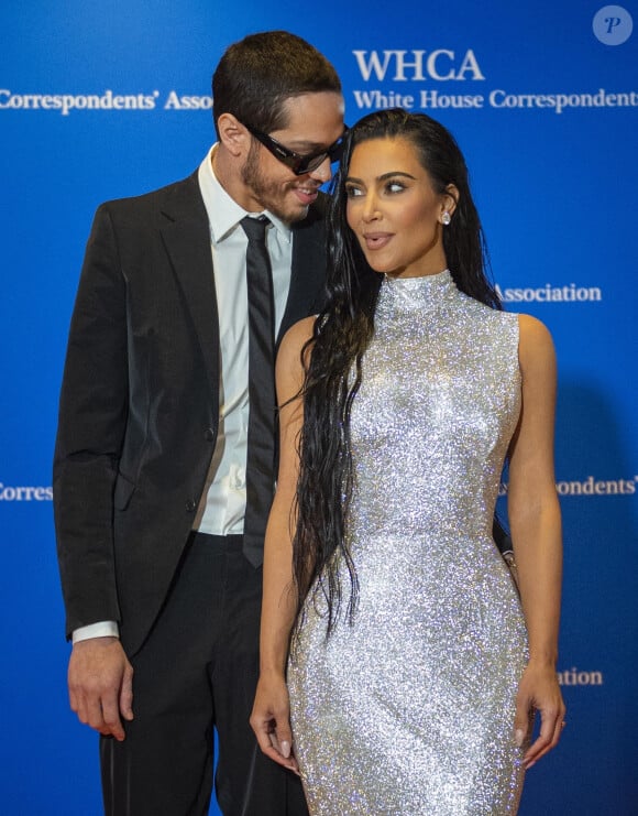 Kim Kardashian et son compagnon Pete Davidson au photocall du dîner annuel des "Associations de Correspondants de la Maison Blanche" à l'hôtel Hilton à Washington DC, le 30 avril 2022.