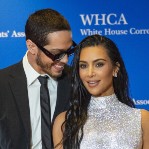 Kim Kardashian et son compagnon Pete Davidson au photocall du dîner annuel des "Associations de Correspondants de la Maison Blanche" à l'hôtel Hilton à Washington DC