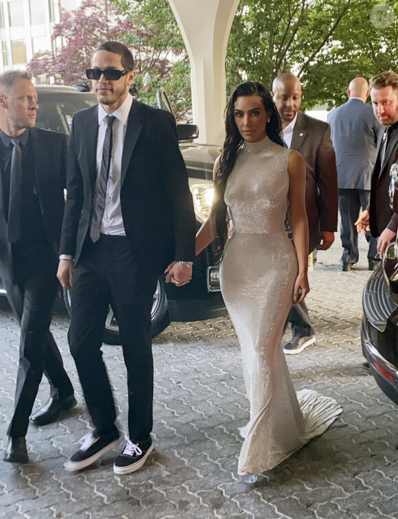 Pete Davidson et sa compagne Kim Kardashian arrivent au dîner annuel des "Associations de Correspondants de la Maison Blanche" à l'hôtel Hilton à Washington DC, le 30 avril 2022.s.