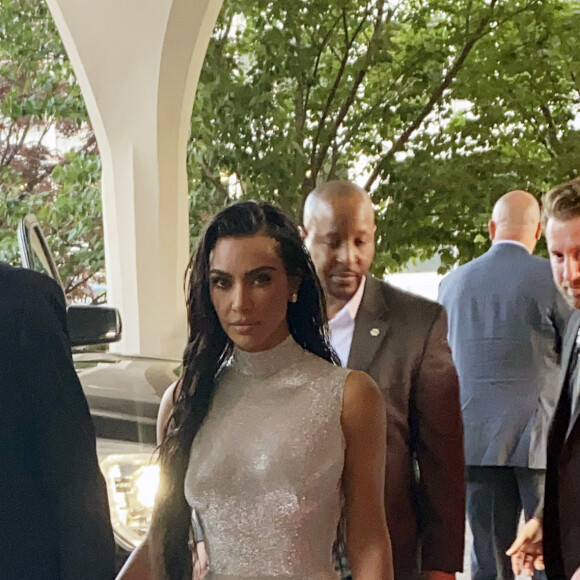Pete Davidson et sa compagne Kim Kardashian arrivent au dîner annuel des "Associations de Correspondants de la Maison Blanche" à l'hôtel Hilton à Washington DC, le 30 avril 2022.s.