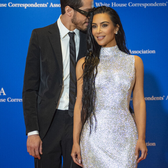 Première sortie officielle pour Kim Kardashian et son compagnon Pete Davidson au dîner annuel des "Associations de Correspondants de la Maison Blanche" à l'hôtel Hilton à Washington, le 30 avril 2022.  Kim Kardashian arrives for the 2022 White House Correspondents Association Annual Dinner at the Washington Hilton Hotel on Saturday, April 30, 2022. This is the first time since 2019 that the WHCA has held its annual dinner due to the COVID-19 pandemic. April 30th, 2022. 