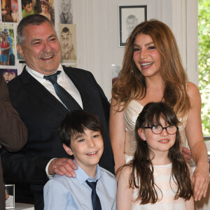 Exclusif - Jean-Marie Bigard, sa femme Lola Marois et leurs enfants Bella et Jules - Jean-Marie Bigard et Lola Marois lors de la cérémonie oecuménique à l'occasion du renouvellement de leurs voeux pour leur 10 ans de mariage. Le 27 mai 2021 © Coadic Guirec / Bestimage 