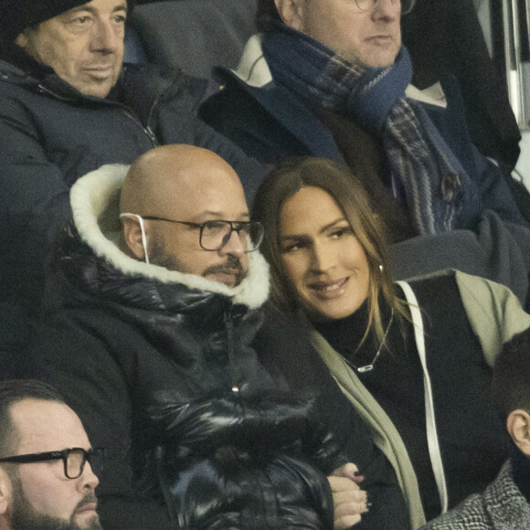 Vitaa et son mari Hicham Bendaoud lors de la huitième de finale aller de la Ligue des champions entre le PSG et le Real Madrid au Parc des Princes à Paris le 15 février 2022. © Cyril Moreau/Bestimage