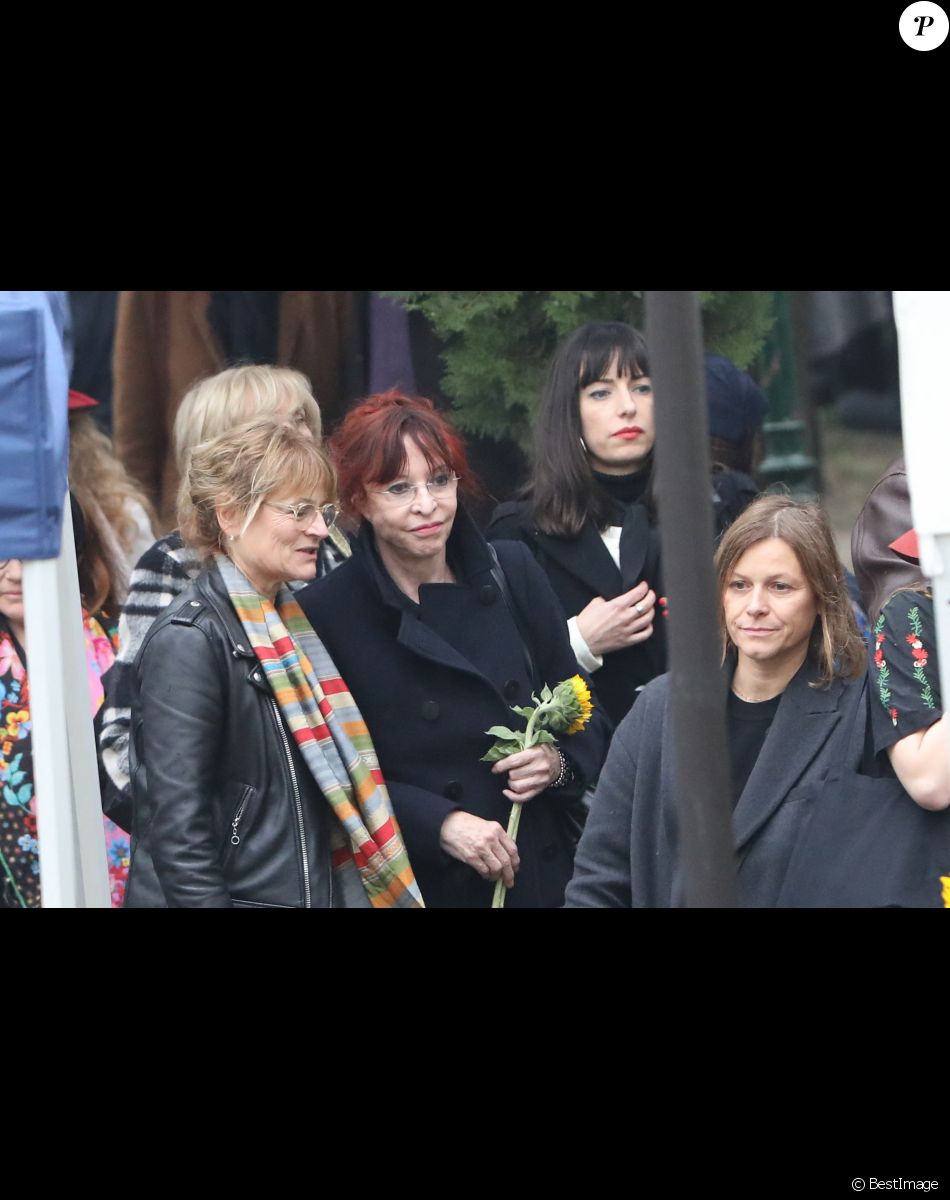 Nicole Courtois-Higelin (mère de Arthur H.) lors des obsèques de Jacques Higelin au cimetière du Père Lachaise à Paris le 12 avril 2018.