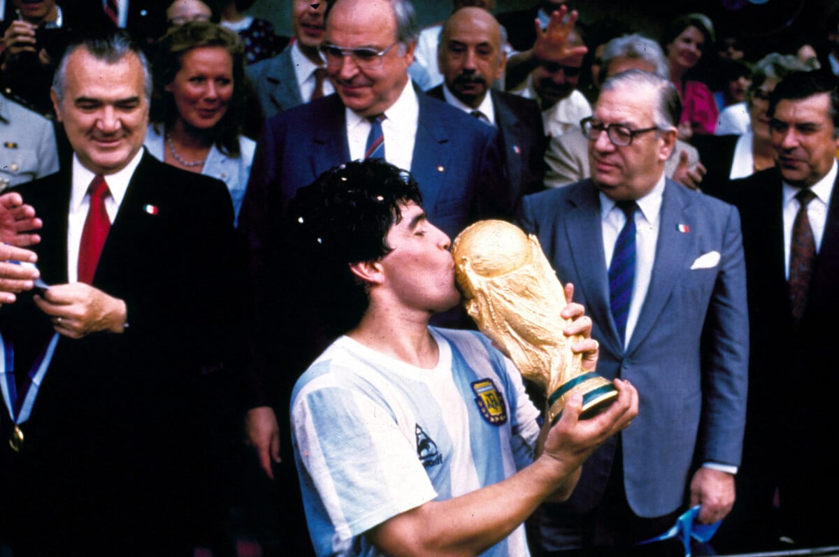 Photo Diego Maradona Et La Coupe Du Monde Argentine Coupe Du photo-diego-maradona-et-la-coupe-du-monde-argentine-coupe-du
