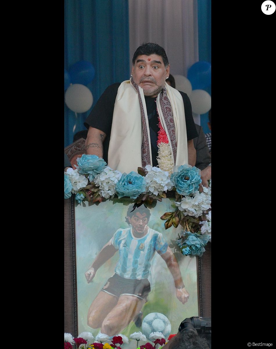Diego Maradona, ancien joueur de football argentin participe à un programme sportif au 'Sree Bhumi Sporting Club' à Calcutta en Inde, le 11 décembre 2017.