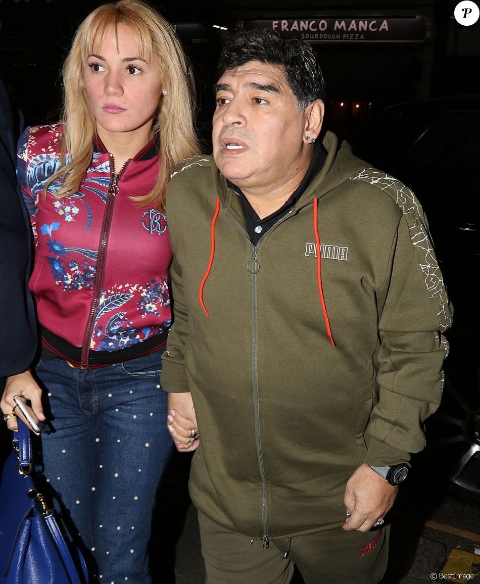 Exclusif - Diego Maradona sort dîner avec sa compagne Rocio Oliva à Londres le 22 octobre 2017.