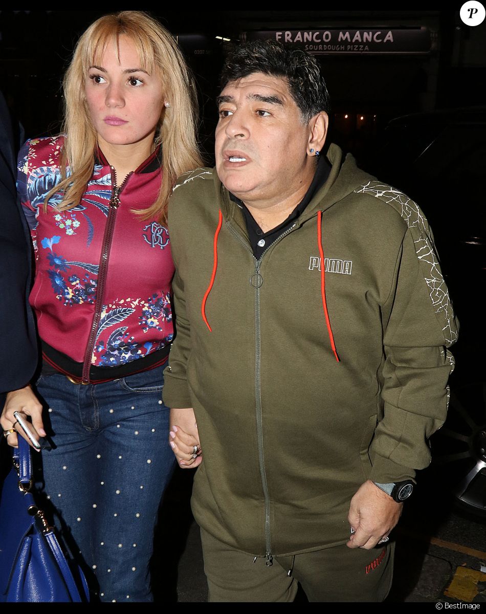 Exclusif - Diego Maradona sort dîner avec sa compagne Rocio Oliva à Londres le 22 octobre 2017.