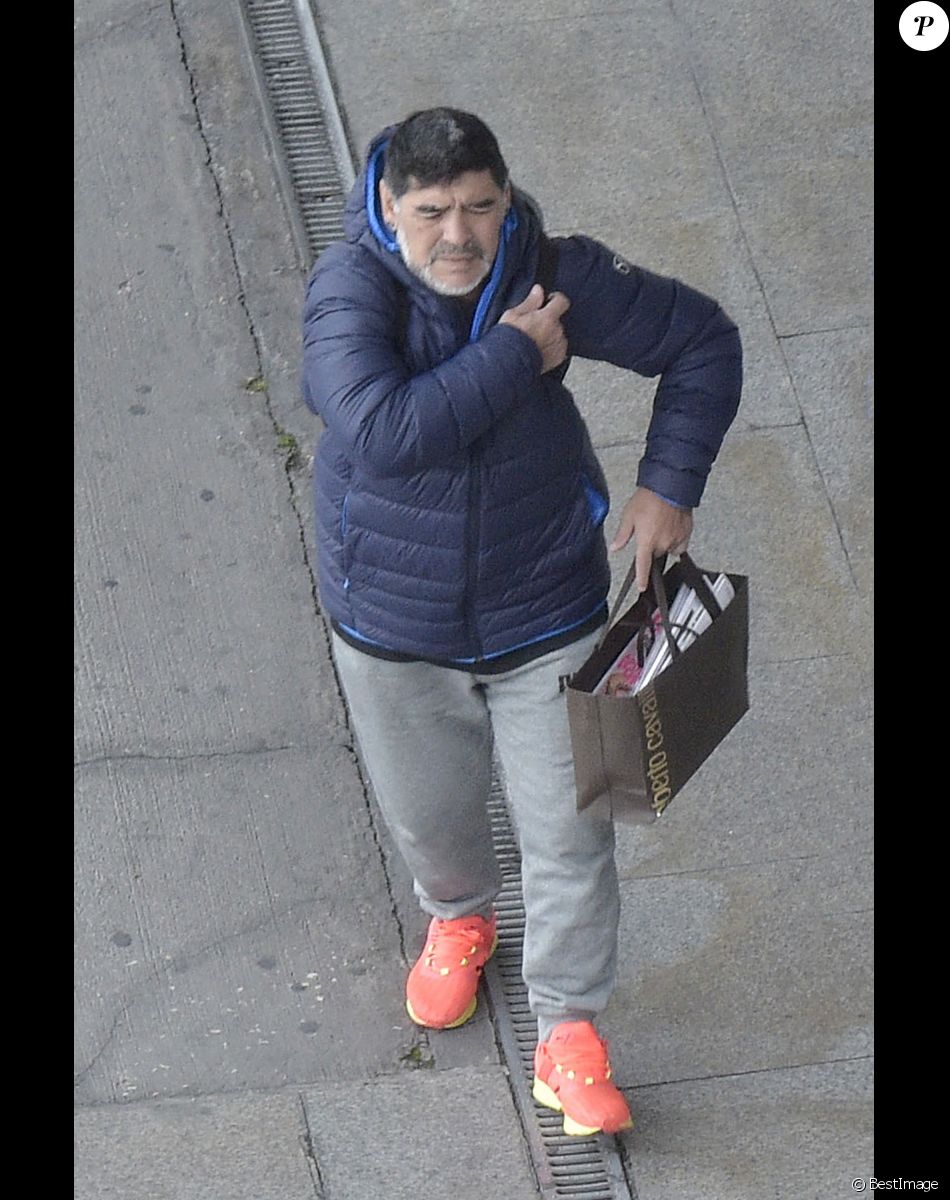 Diego Armando Maradona en famille à l'aéroport de Madrid le 16 février 2017 avant leur départ.
