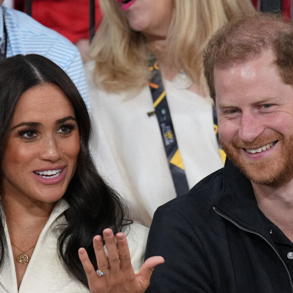 Le prince Harry et Meghan Markle assistent à la finale d'athlétisme, au deuxième jour des Invictus Games 2020 à La Haye, le 17 avril 2022. 