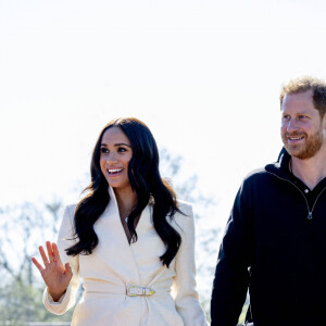 Le prince Harry et Meghan Markle assistent à la finale d'athlétisme, au deuxième jour des Invictus Games 2020 à La Haye, le 17 avril 2022. 