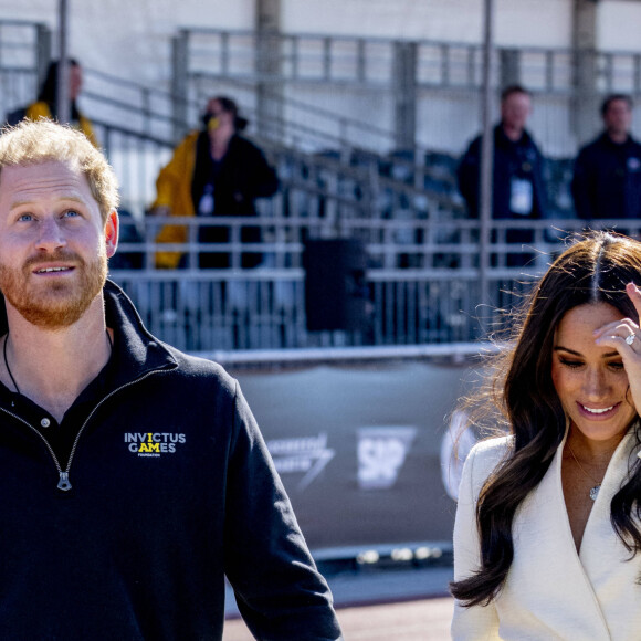 Le prince Harry et Meghan Markle assistent à la finale d'athlétisme, au deuxième jour des Invictus Games 2020 à La Haye, le 17 avril 2022. 