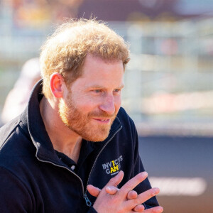 Le prince Harry assiste à la finale d'athlétisme, au deuxième jour des Invictus Games 2020 à La Haye, le 17 avril 2022. 