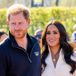 Le prince Harry et Meghan Markle assistent à la finale d'athlétisme, au deuxième jour des Invictus Games 2020 à La Haye