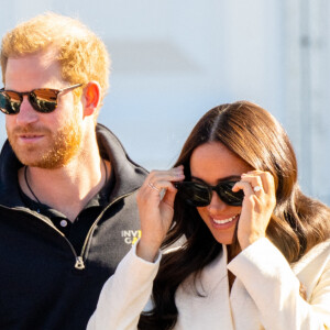 Le prince Harry et Meghan Markle assistent à la finale d'athlétisme, au deuxième jour des Invictus Games 2020 à La Haye, le 17 avril 2022. 